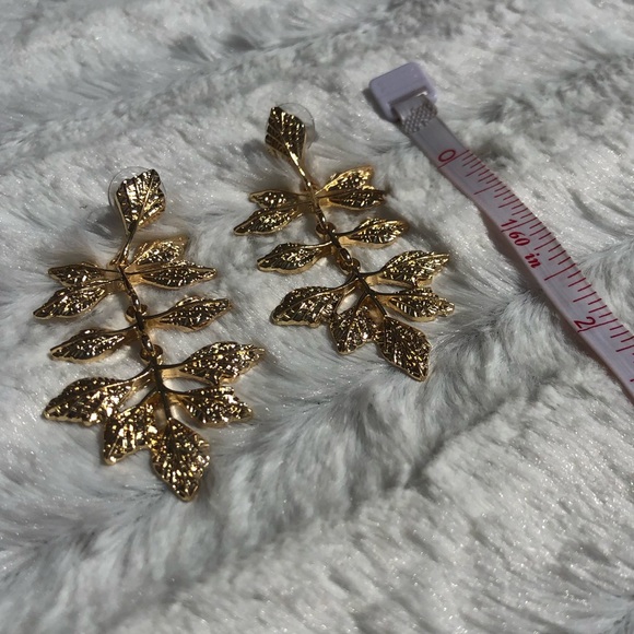 Gold colored leaf style dropped earrings - Picture 2 of 4